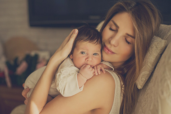 Катя Сильченко делится радостями и заботами материнства, а также первыми снимками дочери
