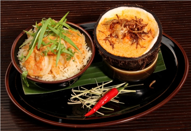 Красное карри с креветками по-тайски и лимонным рисом