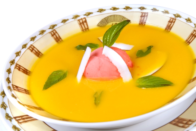 Охлажденный манговый суп с клубничным сорбетом