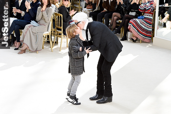 Шоу Chanel на Неделе моды в Париже