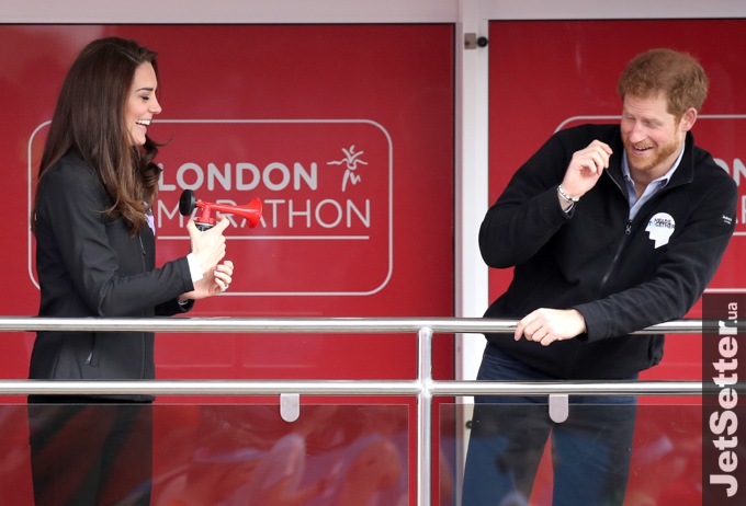 Герцогиня Кэтрин и принц Уильям наблюдали за Лондонским марафоном из обычной зрительской трибуны