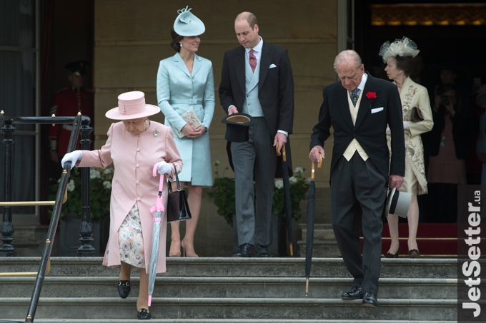 Кейт Миддлтон, принц Уильям и Елизавета II на открытии сезона вечеринок в саду