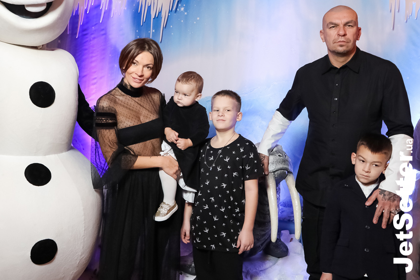 Полина Неня и Юрий Чернецкий с детьми