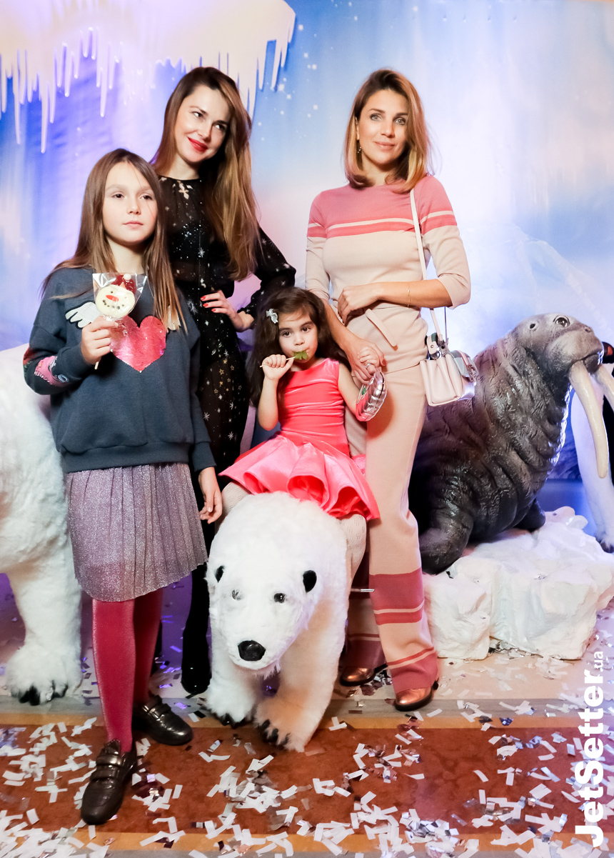 Анна Пискунова с дочерью,Катя Сильченко с дочерью Сати