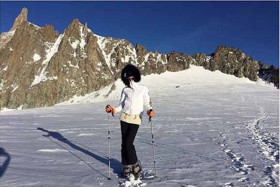 С горы на лыжах: где и как катаются герои JS
