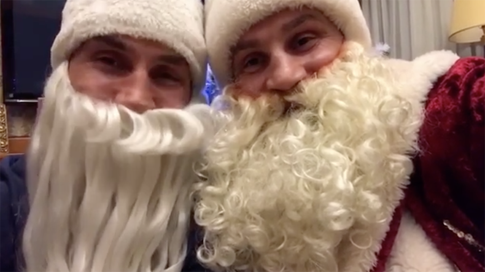 Владимир и Виталий Кличко в костюмах Дедов Морозов поздравили всех с наступающими праздниками