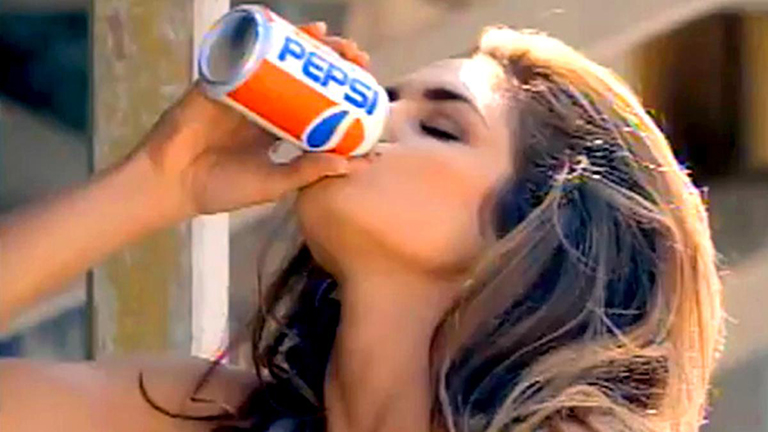Возвращение легенды: Синди Кроуфорд появится в новой рекламе Pepsi вместе с сыном