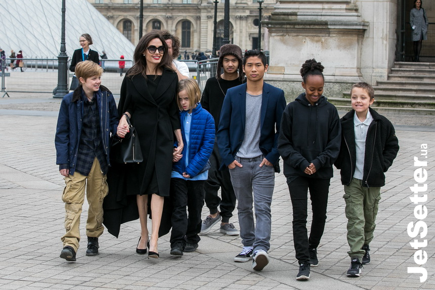 Культпоход: Анджелина Джоли сводила всех своих детей в Лувр