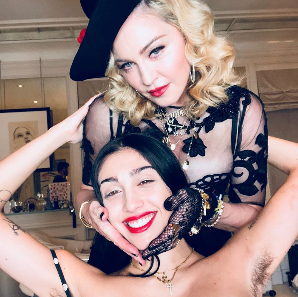 Кадр дня: небритые подмышки старшей дочери Мадонны в поздравительном посте