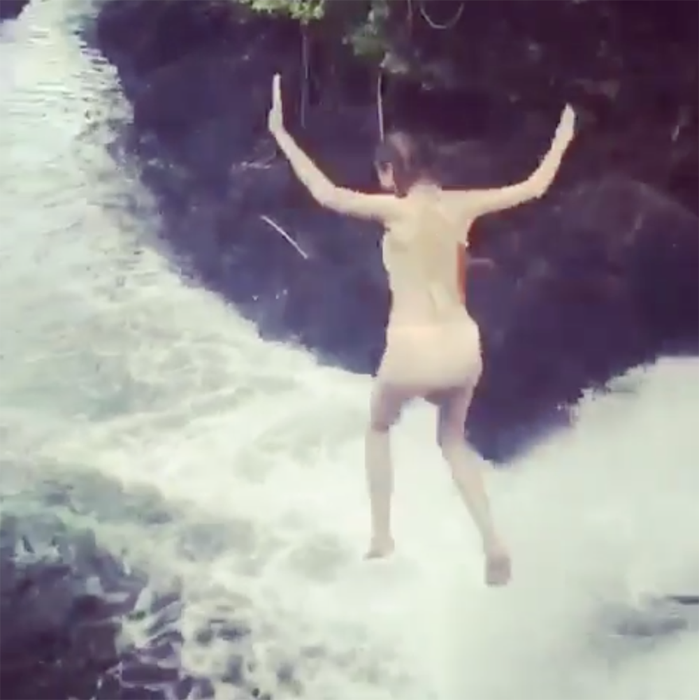 Видео дня: бесстрашный прыжок Алексы Чанг с водопада