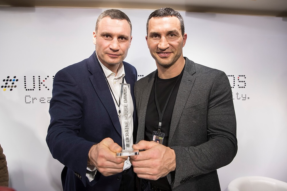 Кадр дня: братья Кличко получили награду в Давосе