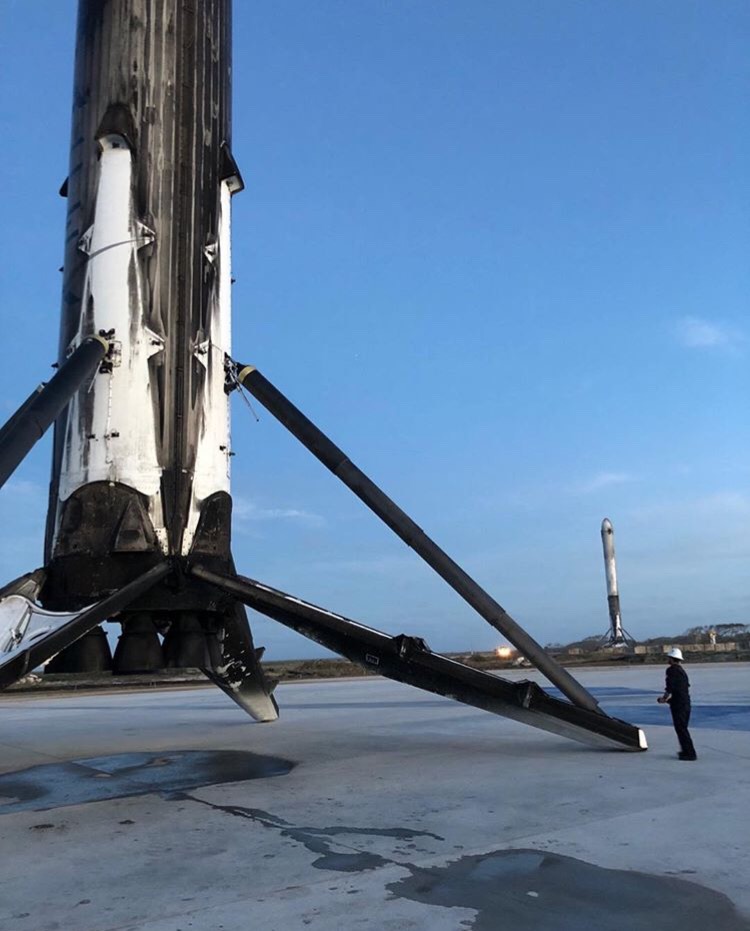 Илон Маск запустил сверхтяжелую ракету Falcon Heavy: личное авто в качестве полезной нагрузки и песня Дэвида Боуи в космосе