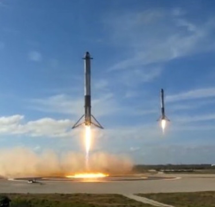 Илон Маск запустил сверхтяжелую ракету Falcon Heavy: личное авто в качестве полезной нагрузки и песня Дэвида Боуи в космосе