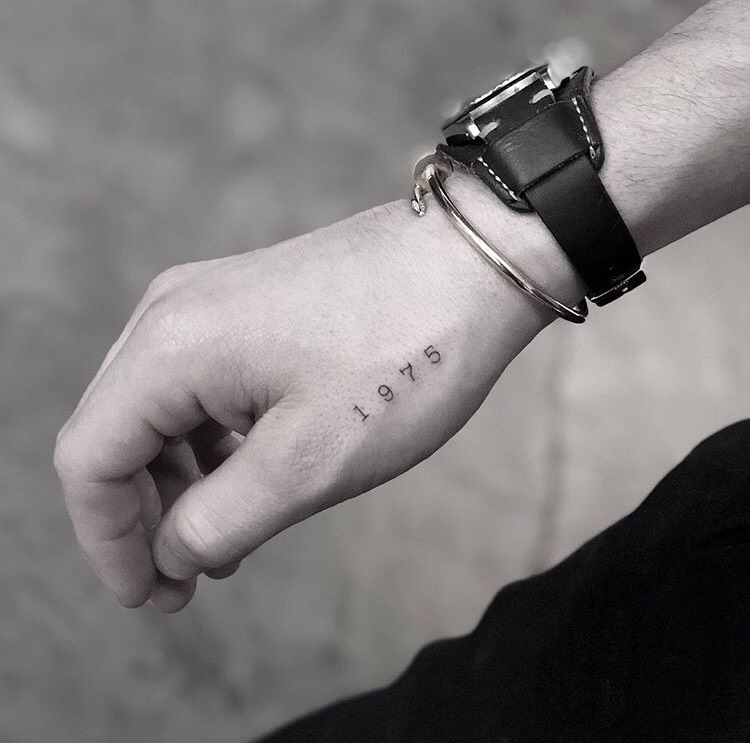 Бруклин Бекхэм продолжает признаваться в любви родителям с помощью татуировок