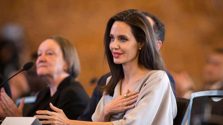 Анджелина Джоли снова решила выступить в роли преподавателя