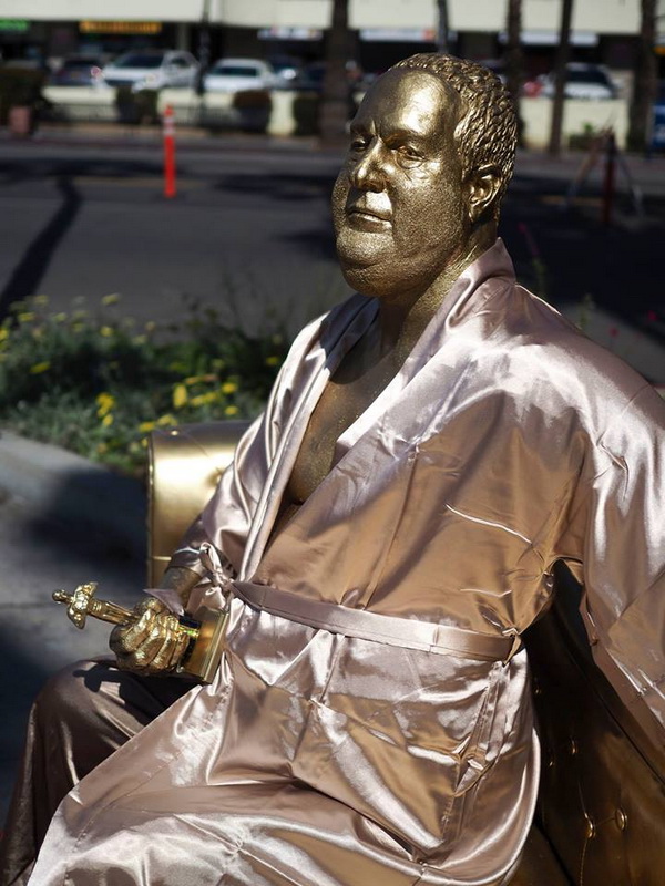 Кастинг через постель: на голливудском бульваре появилась скульптура Харви Вайнштейна