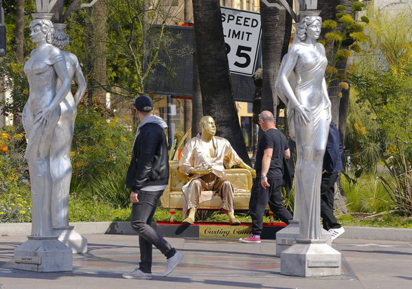 Кастинг через постель: на голливудском бульваре появилась скульптура Харви Вайнштейна