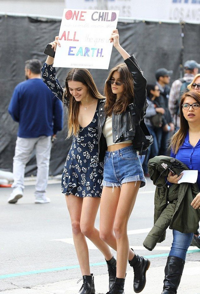 Марш за жизнь: Джордж Клуни, Алина Байкова и Кайя Гербер на улицах Нью-Йорка