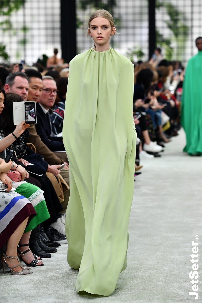 Неделя моды в Париже: сила цветов и романтики от Valentino