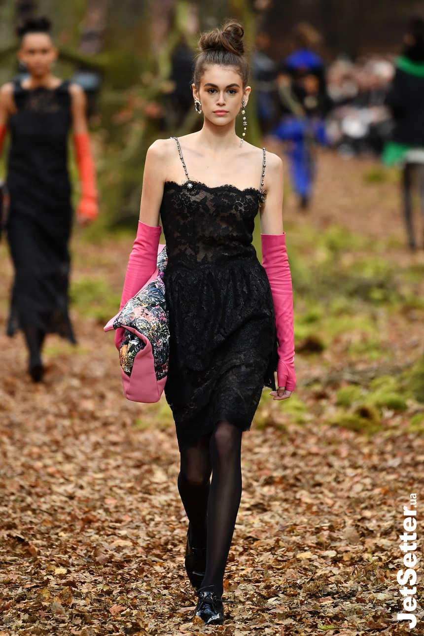 Неделя моды в Париже: таинственный осенний лес от Chanel