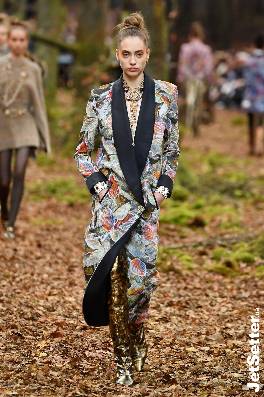 Неделя моды в Париже: таинственный осенний лес от Chanel