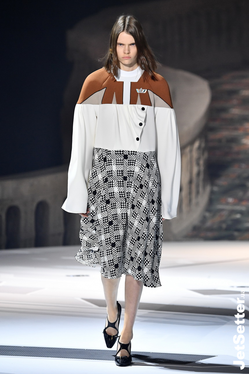 Финал Недели моды в Париже: космический корабль от Louis Vuitton