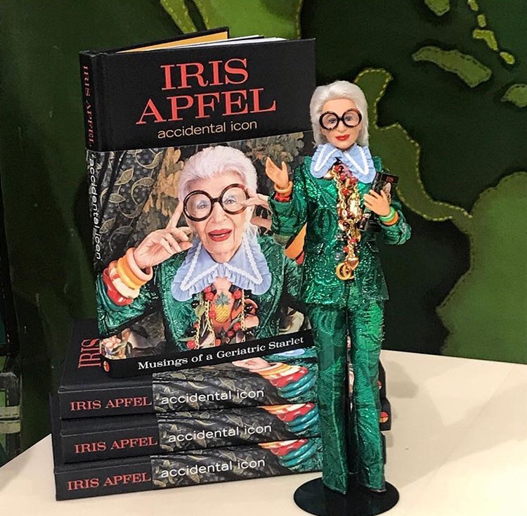96-летняя икона стиля Айрис Апфель стала прототипом куклы Барби