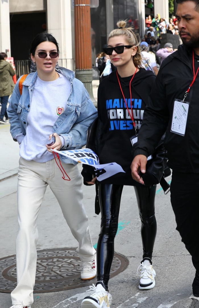Марш за жизнь: Джордж Клуни, Алина Байкова и Кайя Гербер на улицах Нью-Йорка