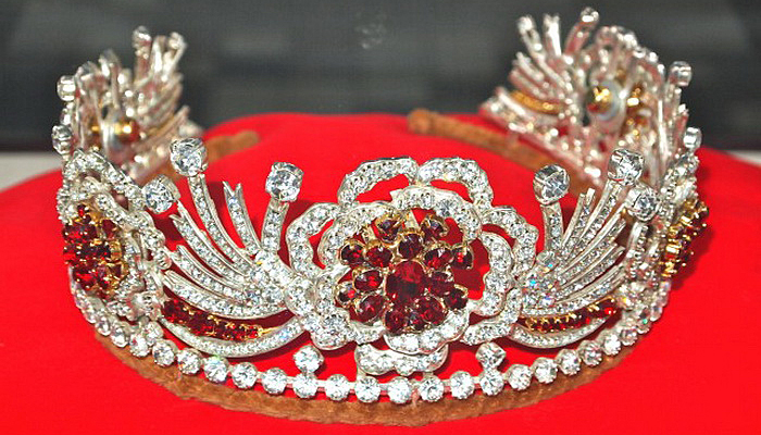 Сокровища королевы: 10 знаковых украшений именинницы Елизаветы II