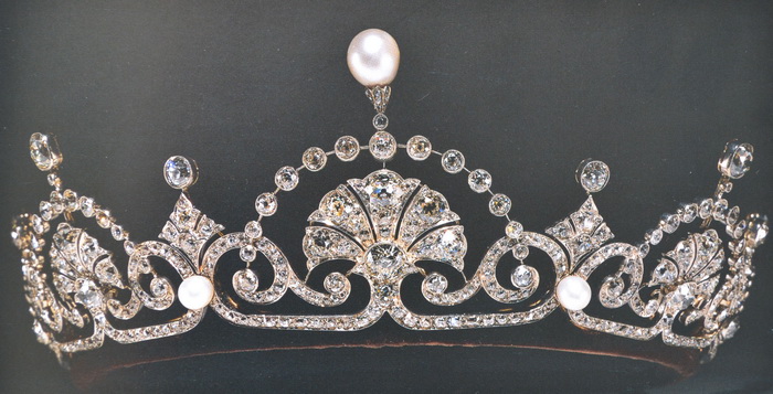 Сокровища королевы: 10 знаковых украшений именинницы Елизаветы II