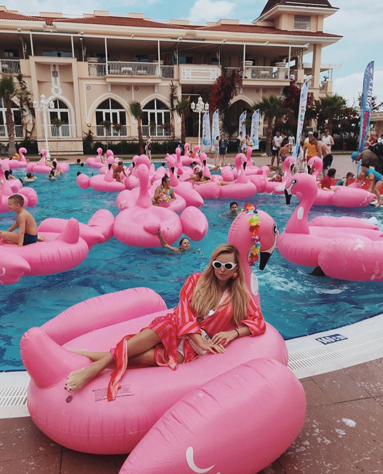 Розовый фламинго: вечеринка Аллы Барановской в Турции
