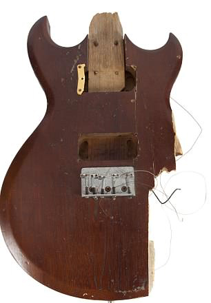 Разбитая вдребезги гитара Курта Кобейна выставлена на аукцион за 60 000 долларов