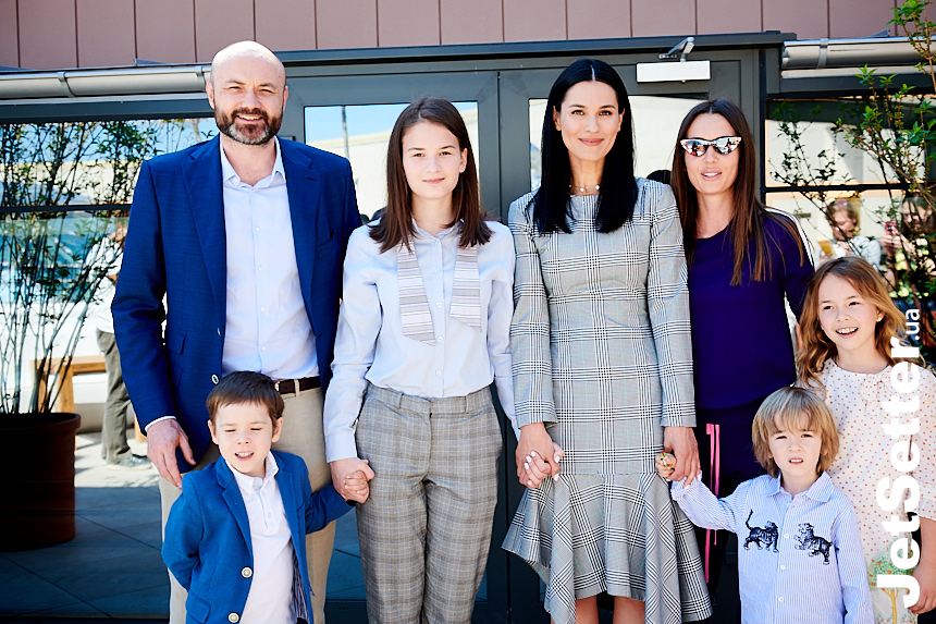 Маша Ефросинина с семьей и Лиза Ющенко с детьми