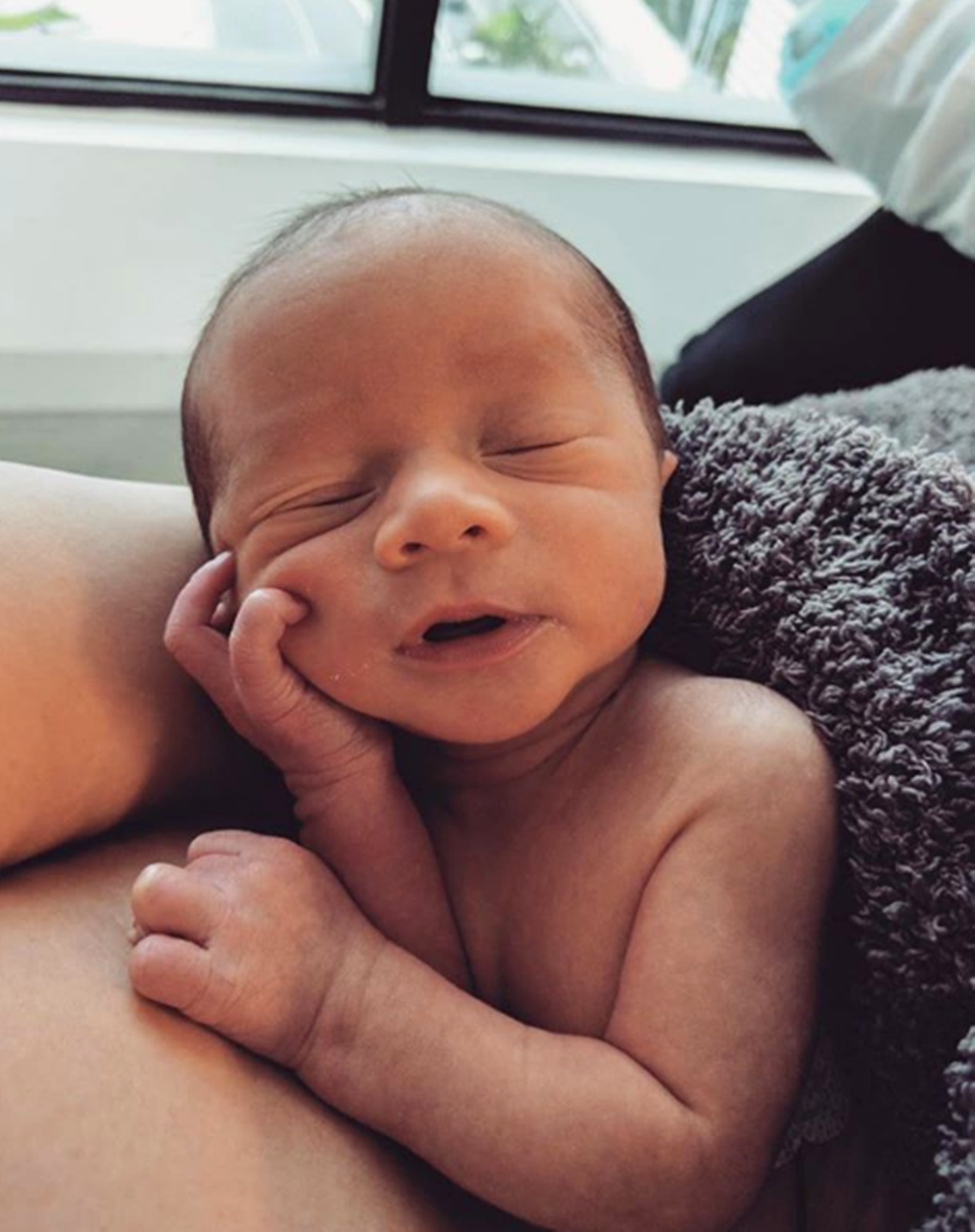 Первое фото: Крисси Тейген и Джон Ледженд показали новорожденного сына