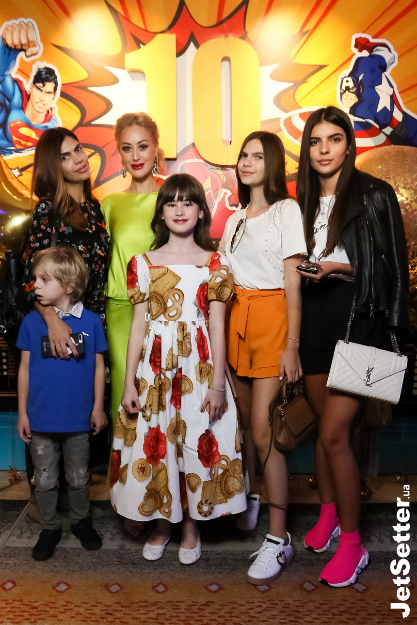 Алина Алиева с детьми и племянницей Софией Крапивиной, Яна Югай с дочерью Миленой