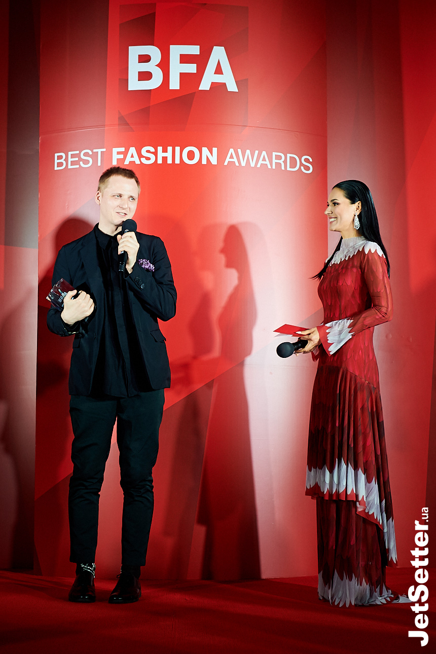 Маша Ефросинина вручает премию Артему Климчуку в номинации “Лучший дизайнер женской одежды”