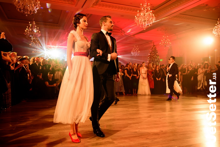 Потанцуем? Бал Red Shoes Christmas Dance