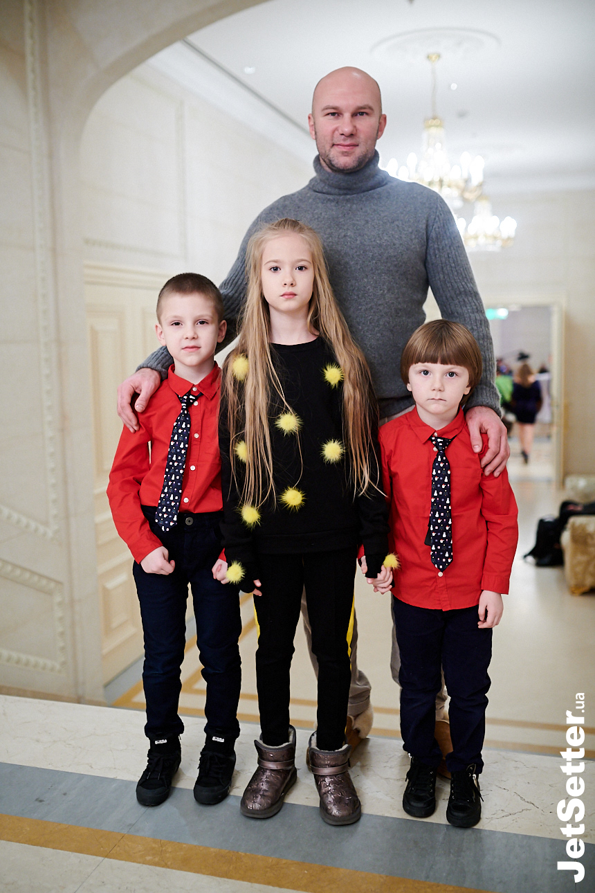 Виктор Мигдисов с детьми