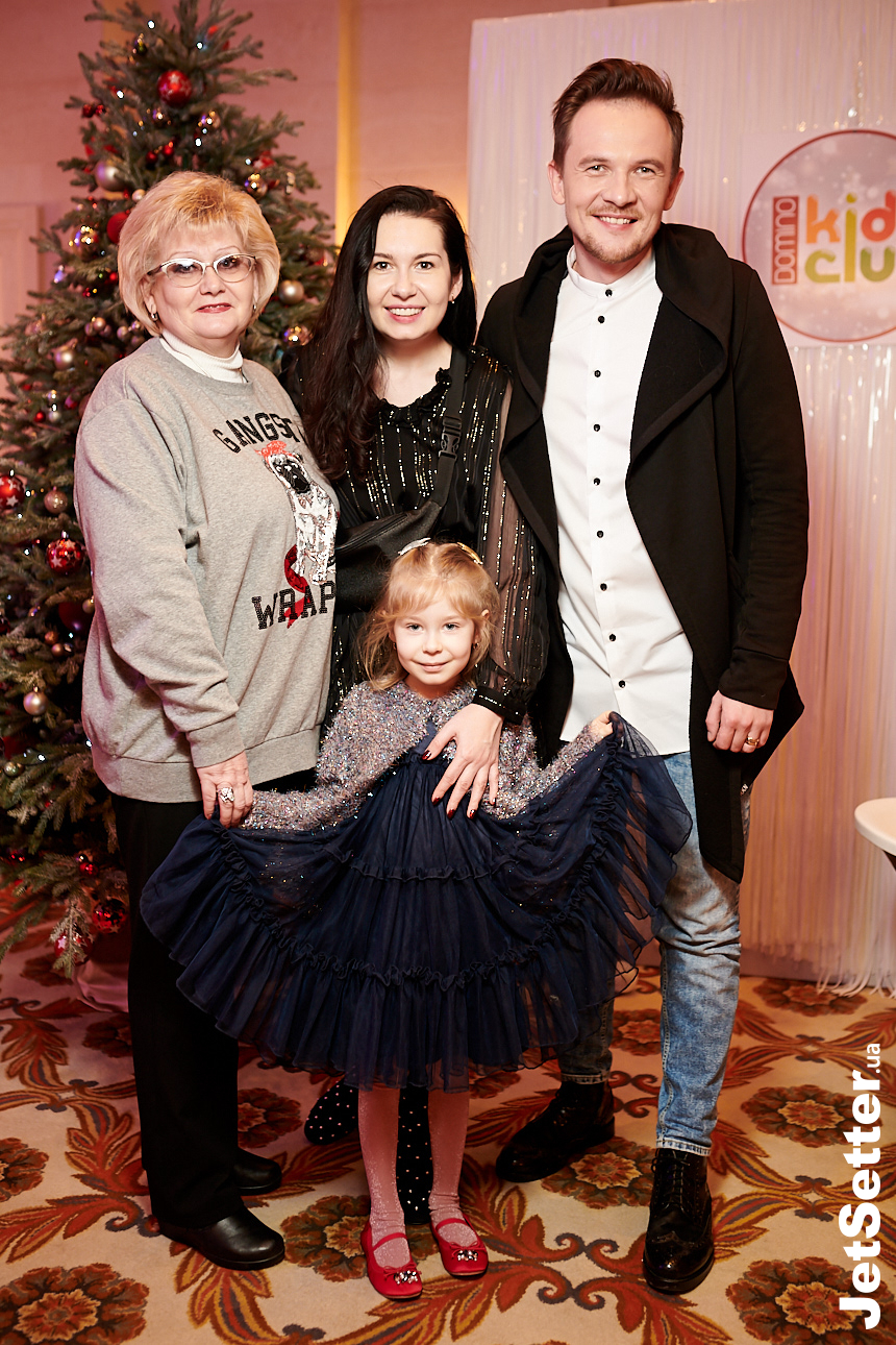 Влад и Виктория Волошины с мамой и дочерью Агнией

