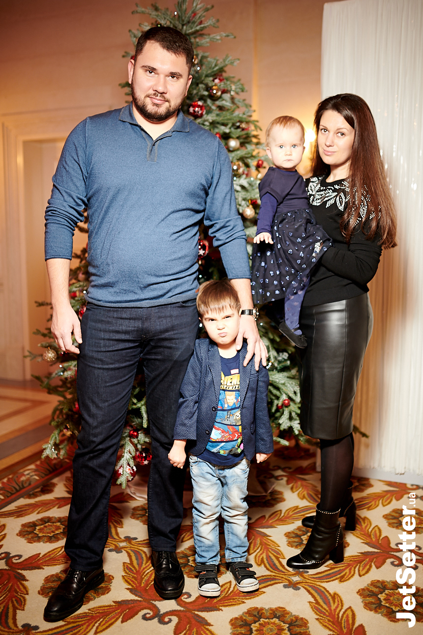 Андрей Ногин и Юлия Салимовская с детьми
