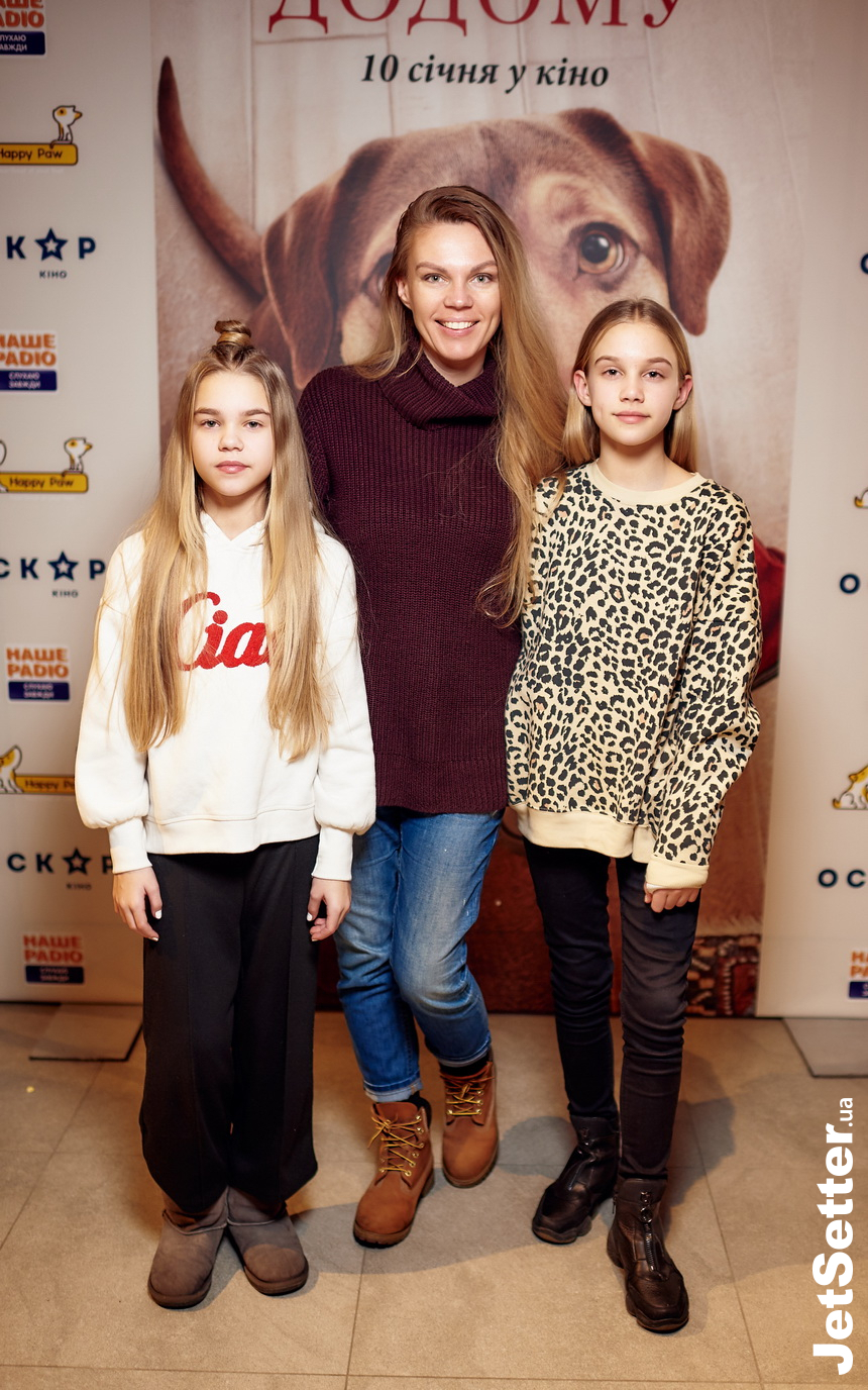 Валерія Толочина із доньками
