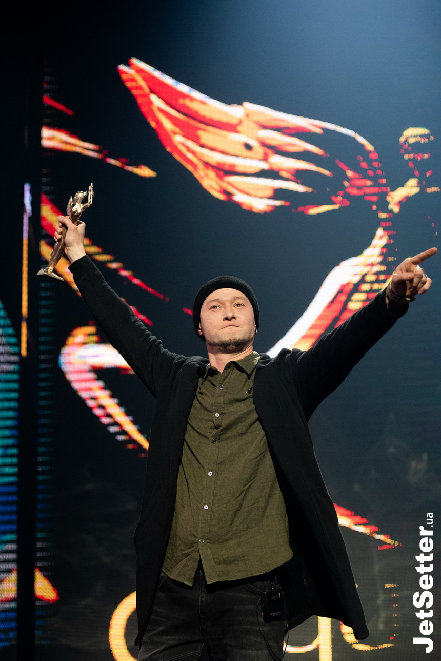 Андрій Хливнюк отримує нагороду гурту “Бумбокс” у номінації «За особливі досягнення й внесок в українську музику»