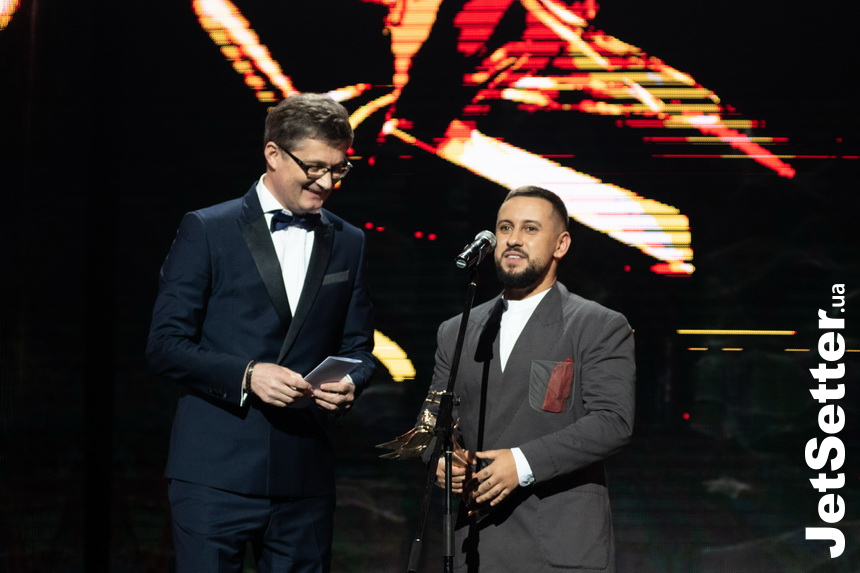 Дмитро Монатік отримує нагороду у номінації «Найкращий виконавець»