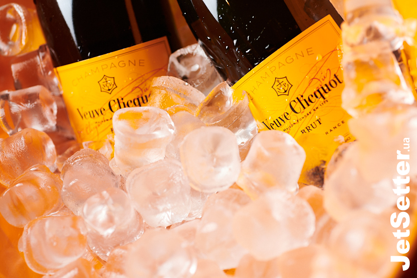 Смак страв підкреслило шампанське Veuve Clicquot.