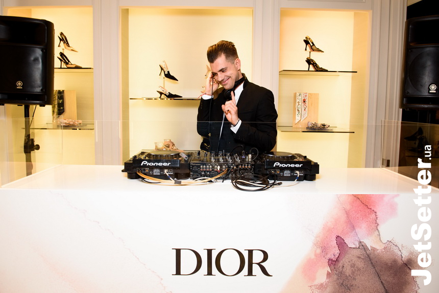 Благодійний коктейль у бутику Dior