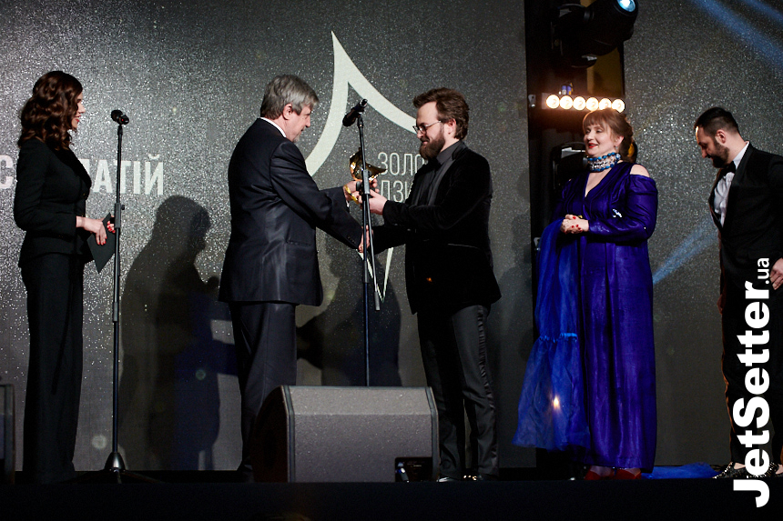 Михайло Хома отримує нагороду у номінації Вибір глядача за фільм «DZIDZIO перший раз»
