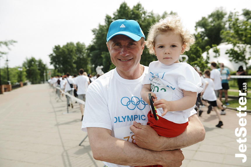 Олімпійський чемпіон, президент НОК України Сергій Бубка з онучкою Алісою