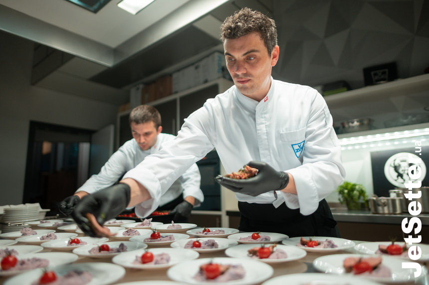 Гостей частували фірмовими стравами від BEST Event Catering та кулінарними шедеврами від бренд-шефа V-Zug Олега Чешика.
