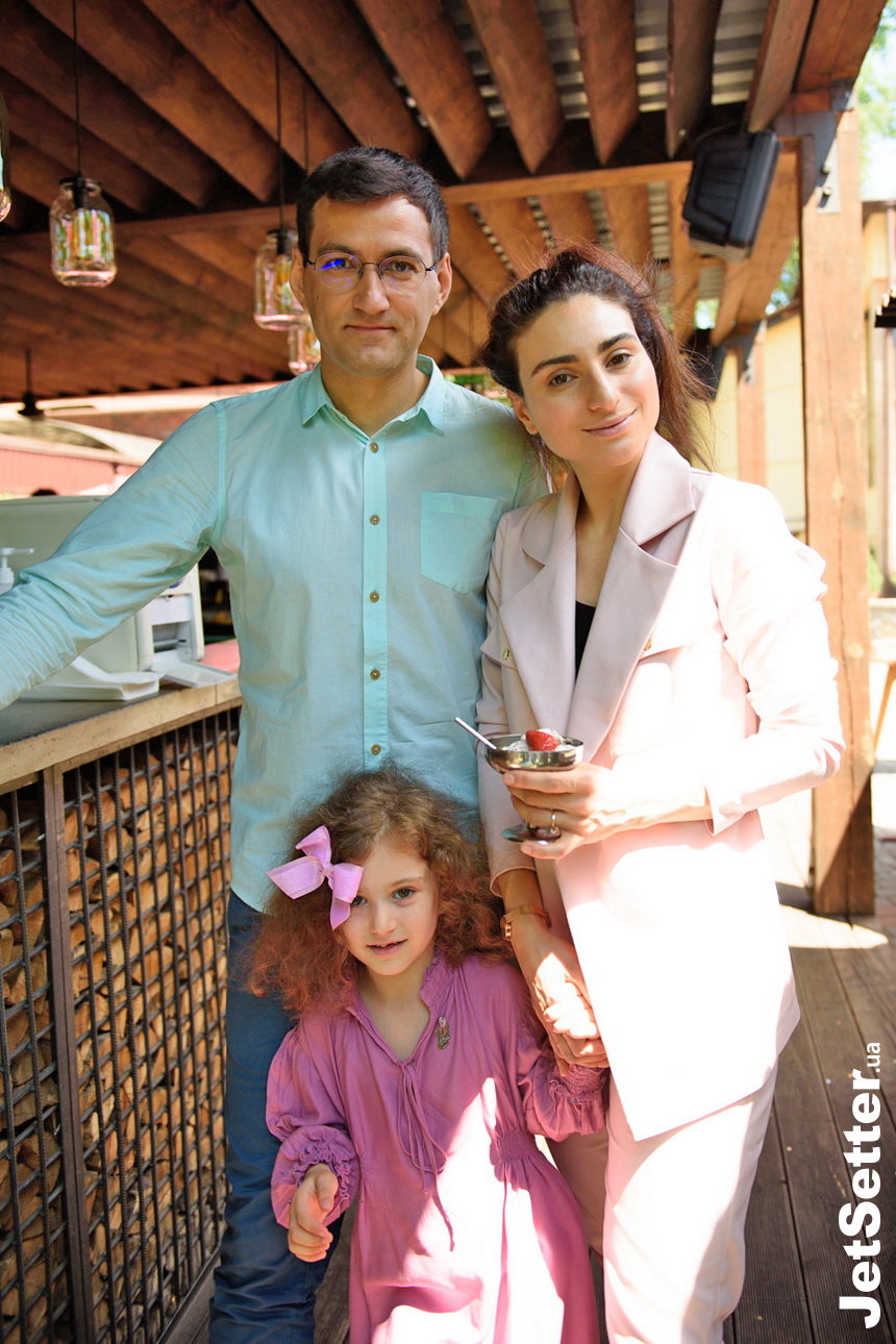Ліліт Саркасян з чоловіком та донькою.