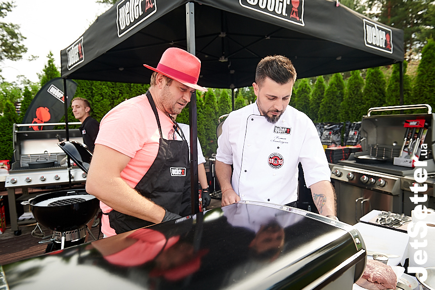 Американський бренд грилів преміум-класу Weber Grill готував мармурову яловичину і подарував гостям можливість разом з шеф-кухарем зробити смачні стейки.